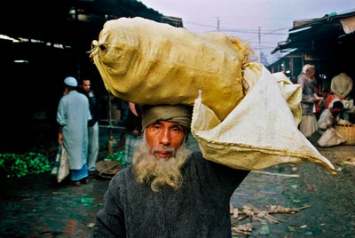 Portret van een groenteverkoper. Abdus Samad koopt groenten op de groothandelsmarkt en verkoopt ze op straat. Nirala kacha bazar, Khulna, Bangladesh. door Unbekannt Unbekannt